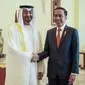 Presiden Joko Widodo menyambut Putra Mahkota Abu Dhabi/Wakil Panglima Tertinggi Angkatan Bersenjata Uni Emirat Arab (UEA) Sheikh Mohamed Bin Zayed Al Nahyan di Istana Bogor, Kamis (24/7/2019). Keduanya menggelar pertemuan bilateral guna membahas sejumlah kerja sama. (Liputan.com/HO/Setkab Agung)