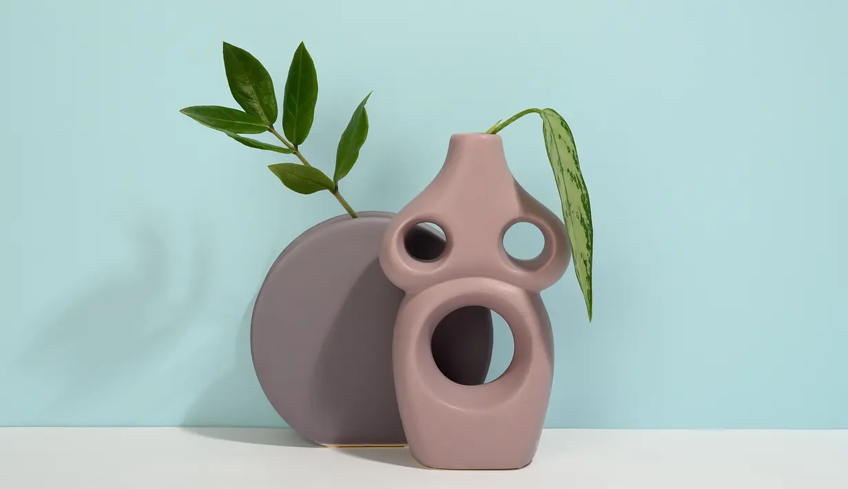 Vas dengan bentuk unik ini bisa mempercantik ruanganmu. Sangat cocok digunakan untuk memajang bunga favoritmu di dalam rumah./Copyright pexels.com/@daria-liudnaya
