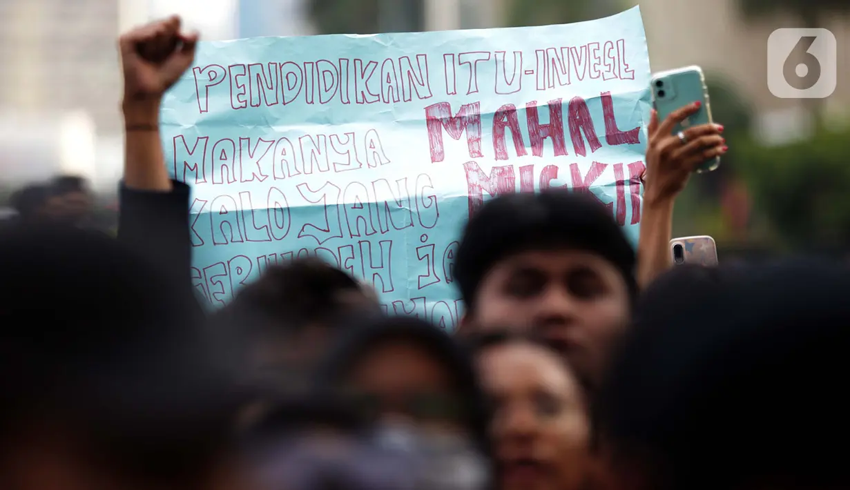 Para mahasiswa juga mengkritisi kebijakan pemerintah yang dianggap membebani masyarakat. (Liputan6.com/Helmi Fithriansyah)