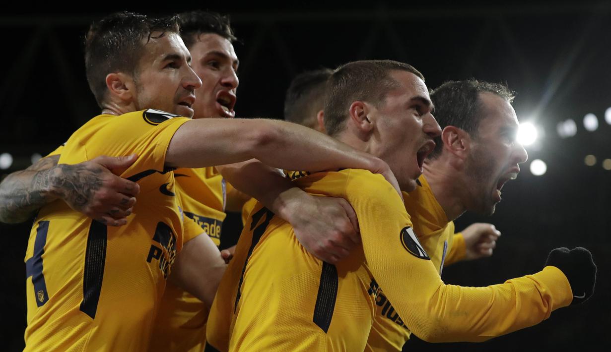 Para pemain Atletico Madrid merayakan gol yang dicetak oleh Antoine Griezmann ke gawang Arsenal pada laga semifinal Liga Europa di Stadion Emirates, Kamis (26/4/2018). Arsenal ditahan 1-1 oleh Atletico Madrid. (AP/Matt Dunham)