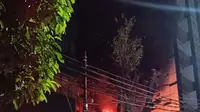 Kebakaran hebat menimpa sebuah ruko di kawasan Jakarta Selatan, Kamis malam (18/4/2024). (Merdeka.com/Rahmat Baihaqi)