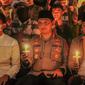 Doa bersama tersebut dipimpin Da'i Kamtibmas Polres Metro Tangerang Kota KH. Mulyadi. Secara simbolis, para peserta aksi solidaritas ini juga menyalakan lilin sebagai bentuk rasa duka cita yang mendalam atas tragedi Kanjuruhan. (Foto:Liputan6/Pramita&nbsp;Tristiawati)