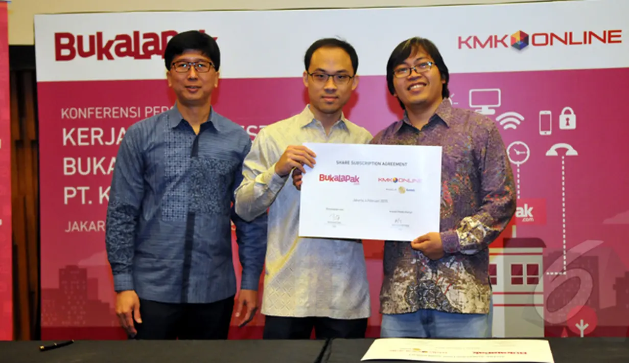 CEO EMTEK Group Sutanto Hartono (kiri),  CEO KMK Adi Sariaatmadja (tengah) dan CEO Bukalapak Achmad Zaky (kanan) menunjukkan dokumen kerjasama antara Bukalapak.com dengan PT.KMK Online, Jakarta, Rabu (4/1/2015). (Liputan6.com/Panji Diksana)