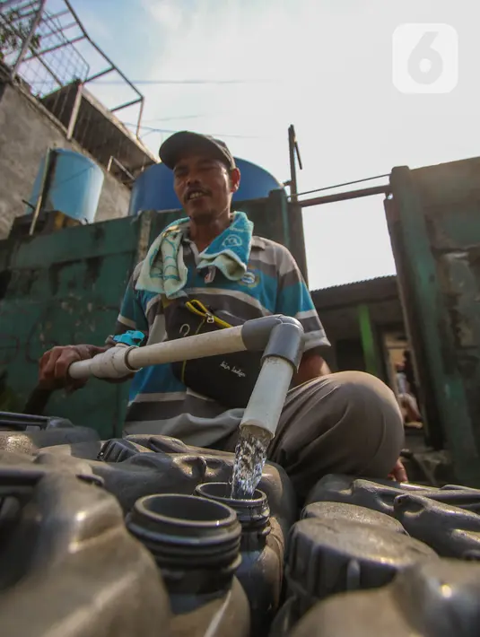 Di kawasan Jakarta Barat, rata-rata pedagang menjual air bersih seharga Rp5.000,- per jerigen. (Liputan6.com/Angga Yuniar)