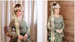 Ini adalah potret Bella Bonita saat cara ngunduh mantu di Ngawi, Jawa Timur. Istri Denny Caknan ini disebut hamil karena perutnya tampak buncit. Jika diperhatikan, perut artis kelahiran 1998 ini memang terlihat buncit. Kebenarannya belum terbukti, namun kabar kehamilan tersebut pun diperkuat dengan ungkapan netizen yang melihat Bella Bonita mengelus perutnya. (Liputan6.com/IG/@bellabonita_r.a)