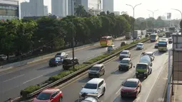 Kendaraan melintasi jalan tol di Jakarta, Kamis (27/8/2020). Gubernur DKI Jakarta Anies Baswedan mengusulkan agar Tol Dalam Kota dapat dilintasi oleh pengendara sepeda jenis road bike karena banyak masyarakat yang berolahraga dan menjadikan sepeda sebagai gaya hidup. (Liputan6.com/Immanuel Antonius)