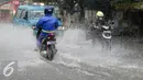 Sejumlah pengedara motor nekat menerobos banjir di Depok, Jumat (12/2). Badan Meteorologi, Klimatologi, dan Geofisika (BMKG) menyatakan bahwa Indonesia akan memasuki puncak musim hujan pada Januari-Februari 201. (Liputan6.com/Yoppy Renato)