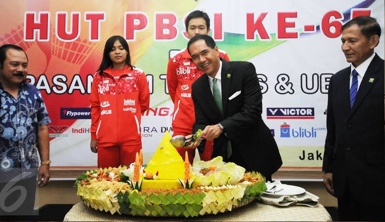 Ketua Umum PBSI Gita Wirjawan (kedua kanan) memotong tumpeng saat perayaan HUT Persatuan Bulutangkis Seluruh Indonesia ke-65 di Jakarta, Senin (9/5/2016). HUT PBSI diikuti dengan pelepasan tim Thomas dan Uber Indonesia. (Liputan6.com/Helmi Fithriansyah)