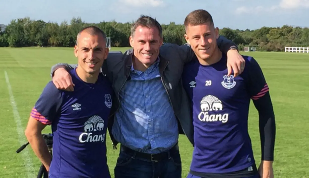 Jamie Carragher (tengah) adalah salah satu legenda Liverpool, namun masa kecilnya sangat mengidolai klub rivalnya yaitu Everton. (Bola.com/Instagram)