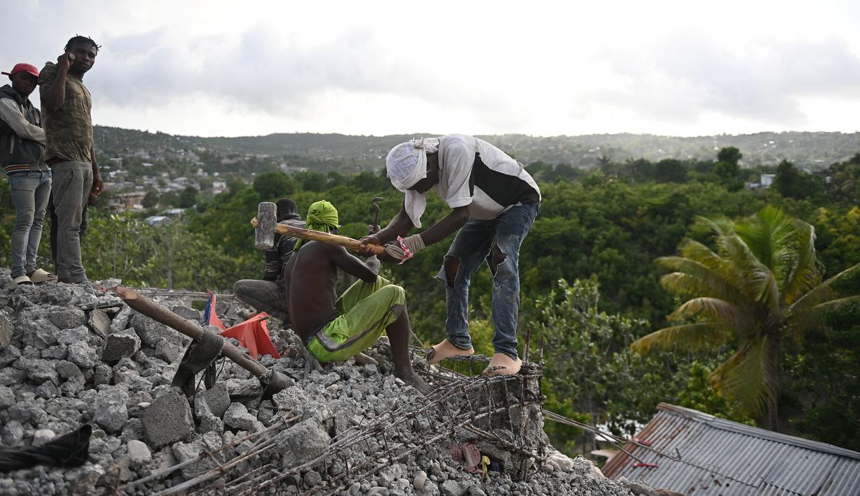 Gempa terjadi saat negara Karibia itu dilanda hujan deras dan banjir.  (AFP/Richard Pierrin)
