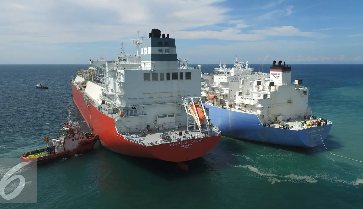 FSRU PGN Lampung menerima Kargo LNG kedua dari Kilang LNG Tangguh, di Pantai Labuan Maringgai, Lampung, Senin (25/4). FSRU PGN Lampung juga disiapkan untuk mendukung pasokan energi bagi program listrik 35 ribu MW. (Istimewa)