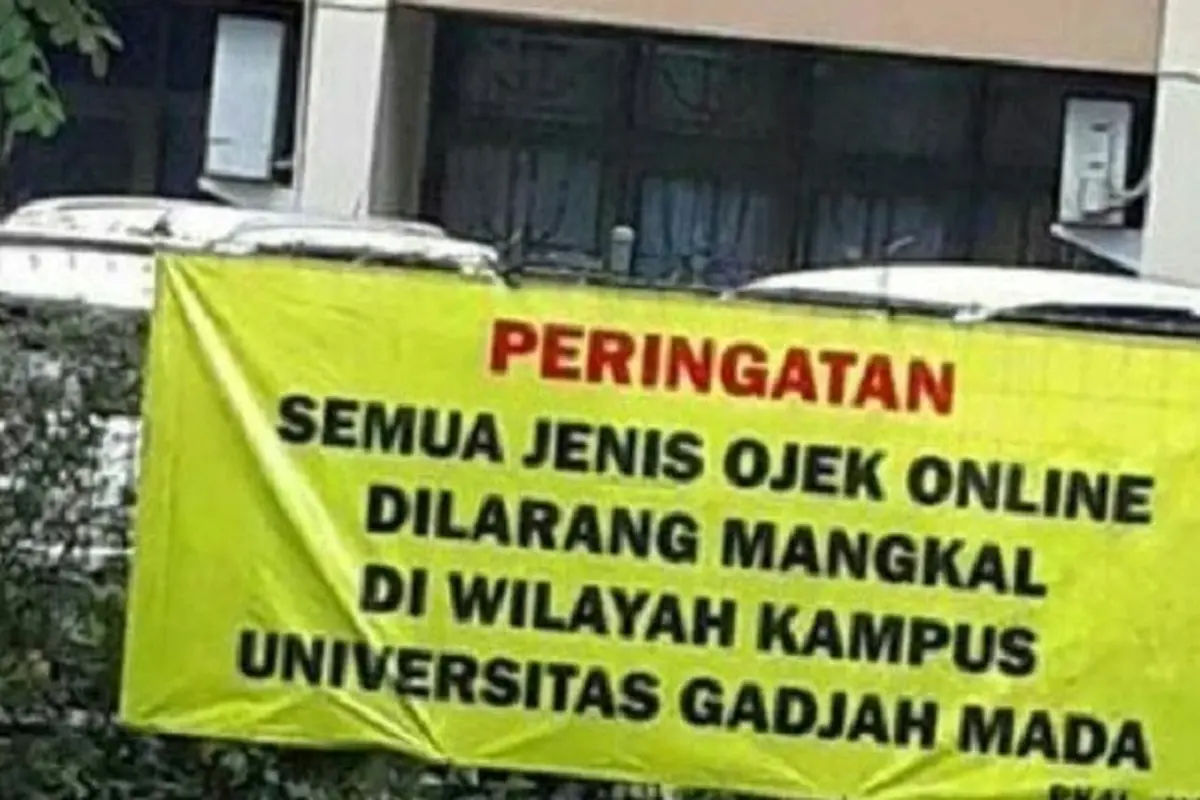 Makna Spanduk Larangan Mangkal Ojek Online di UGM