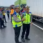 Direktur Lalu Lintas Polda Riau memantau pemberlakuan alat pendeteksi truk ODOL di Tol Pekanbaru-Dumai. (Liputan6.com/M Syukur)