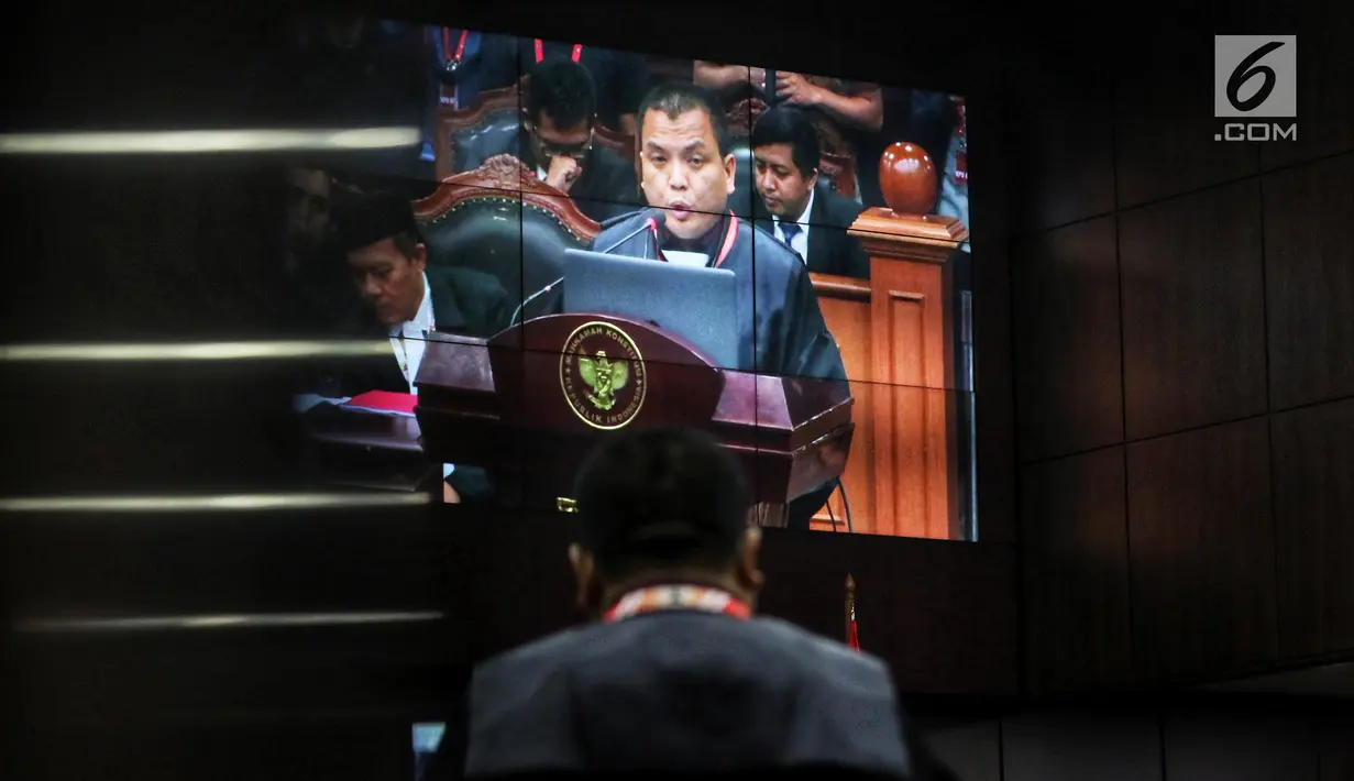 Tim kuasa hukum Prabowo-Sandi, Denny Indrayana membacakan materi gugatan dari pasangan 02 Prabowo Subianto dan Sandiaga Uno dalam sidang perdana sengketa Pilpres 2019 di Gedung Mahkamah Konstitusi, Jakarta, Jumat (14/6/2019). (Lputan6.com/Johan Tallo)