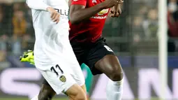 Pemain Manchester United (MU), Paul Pogba (kanan) berduel dengan Denis Cheryshev saat bertanding melawan Valencia pada babak penyisihan Grup H Liga Champions di Stadion Mestalla, Valencia, Spanyol, Rabu (12/12). (AP Photo/Alberto Saiz)