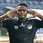 Pemain Tira Persikabo, Osas Saha, berselebrasi setelah mencetak gol ke gawang Persib Bandung, pada Piala Presiden 2019 di Si Jalak Harupat, Bandung, Sabtu (2/3/2019). (Bola.com/Aditya Wany)