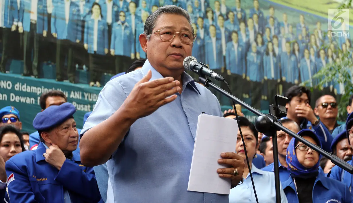 Ketua Umum Partai Demokrat SBY saat memberi keterangan pers di DPP Partai Demokrat, Jakarta, Selasa (6/2). Sebelumnya, nama SBY sempat disebut dalam sidang kasus dugaan korupsi proyek e-KTP dengan terdakwa Setya Novanto. (Liputan6.com/JohanTallo)