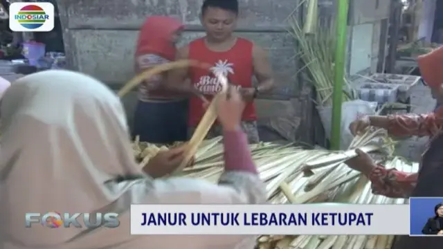 Sejak dua hari terakhir, para pedagang di Pasar Pon Jombang ramai-ramai beralih menjadi penjual janur dadakan.
