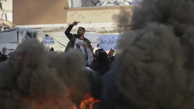 Protes anti-Hamas warga Palestina di Beit Lahya, Gaza, Rabu (26/3/3035). (AP/Jehad Alshrafi)