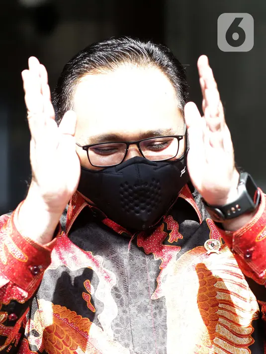 Menteri Agama (Menag) Yaqut Cholil Qoumas sesaat akan meninggalkan Gedung KPK, Jakarta, Rabu (3/3/2021). Menag Yaqut Cholil Qoumas datang untuk membahas program dan berkoodinasi terkait pencegahan korupsi di lingkungan Kementerian Agama (Kemenag). (Liputan6.com/Helmi Fithriansyah)