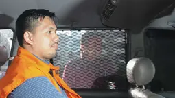 Muhammad Adami Okta di dalam mobil usai di periksa KPK di Jakarta, Selasa (20/12). Adami Okta ditetapkan sebagai tersangka oleh KPK setelah dilakukan pengembangan penyelidikan dari operasi tangkap tangan (OTT). (Liputan6.com/Helmi Affandi)