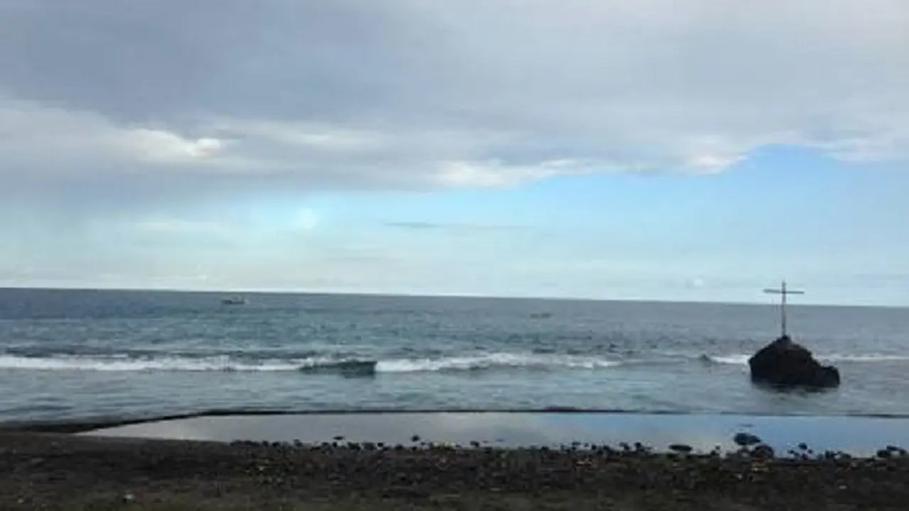 Kunjungan Pagi ke Batu Salib Peninggalan Portugis di Tepi Pantai