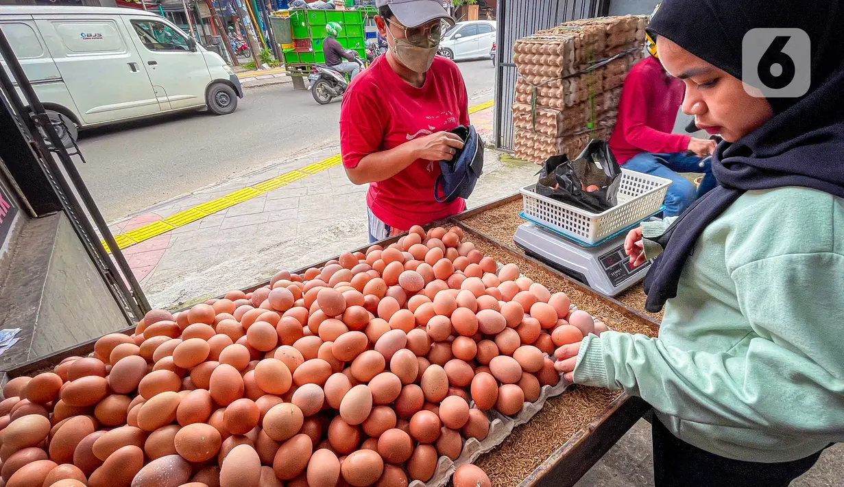 Warga membeli telur pada agen telur di Tangerang, Banten, Selasa (8/3/2022). Menurut pedagang, pekan ini harga telur ayam ras mengalami kenaikan dari harga Rp19 ribu menjadi Rp24 ribu per kilogram. (Liputan6.com/Angga Yuniar)