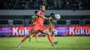 Kiper Dewa United, Sonny Stevens menendang bola pada laga pekan ketiga BRI Liga 1 2023/2024 antara Persib Bandung melawan Dewa United di Stadion GBLA, Bandung, Jumat (14/07/2023). (Bola.com/Bagaskara Lazuardi)