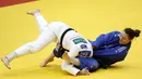 Pejudo wanita asal Belanda Marhinde Verkerk (kiri) bertanding melawan Beata Pacut asal Polandia dalam ajang Tel Aviv Grand Slam 2021. (Foto: AFP/JACK Guez)