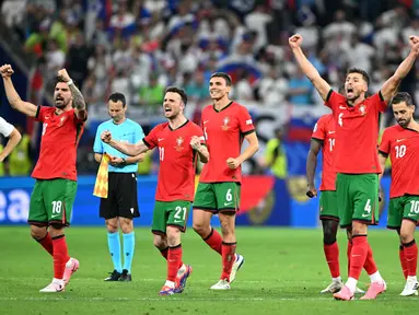 Para pemain Portugal merayakan kemenangan setelah pertandingan sepak bola babak 16 besar Euro 2024 melawan Slovenia di Frankfurt Arena, Jerman pada 1 Juli 2024 atau Selasa (2/7/2024) dini hari WIB. (PATRICIA DE MELO MOREIRA/AFP)