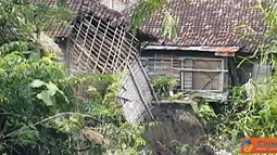 Citizen6, Jombang: Rumah warga dipinggir sungai Marmoyo mengalami tanah longsor karena hujan selama empat hari. (Pengirim: Safrial)
