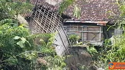Citizen6, Jombang: Rumah warga dipinggir sungai Marmoyo mengalami tanah longsor karena hujan selama empat hari. (Pengirim: Safrial)
