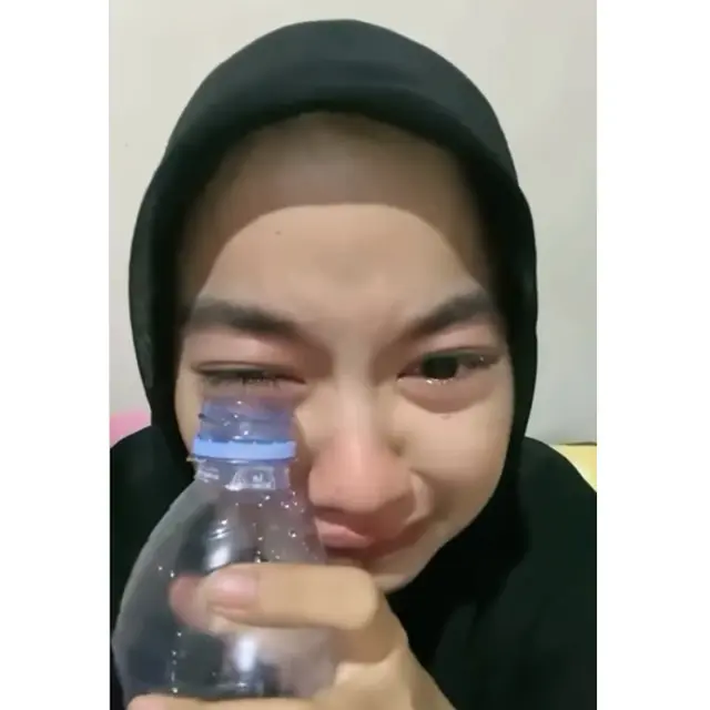 6 Potret Aksi Kocak Orang ketika Nangis Ini Bikin Tepuk Jidat, Mengundang Tawa