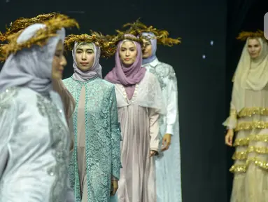 Model memeragakan busana dalam Muslim Fashion Festival (Muffest) 2020 di Jakarta Convention Center (JCC), Jakarta, Kamis (20/2/2020). Acara yang menghadirkan para pelaku industri busana muslim tersebut berlangsung hingga 23 Febuari 2020. (merdeka.com/Imam Buhori)
