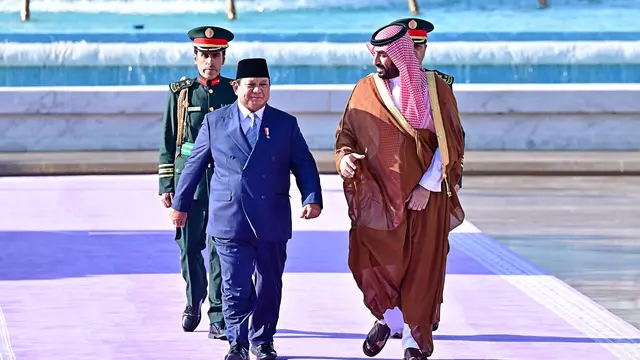 Presiden Prabowo Subianto disambut Putra Mahkota sekaligus Perdana Menteri Arab Saudi, Pangeran Mohammed bin Salman Al Saud (MBS) di Istana Al-Salam, Jeddah, Rabu, 2 Juli 2025. (Foto: Muchlis Jr - Biro Pers Sekretariat Presiden)