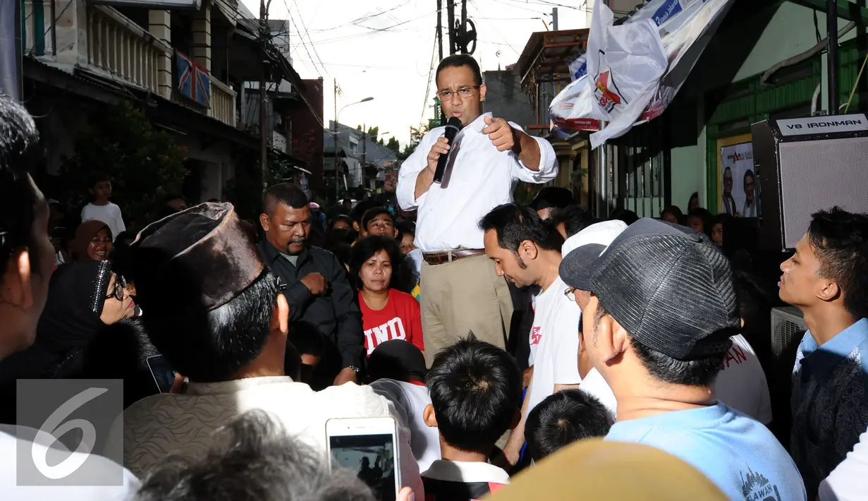 Calon Gubernur DKI Jakarta, Anies Baswedan (tengah) memaparkan program saat melakukan sosialisasi di Kota Bambu Utara, Jakarta, Rabu (21/12). Dihadapan pendukungnya, Anies memaparkan beberapa program. (Liputan6.com/Helmi Fithriansyah)