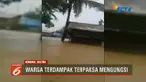 Sejumlah ruas jalan di pusat kota juga terkena banjir dan membuat kemacetan terjadi.