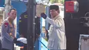 Presiden Prabowo Subianto (kanan) didampingi Kapolri Jenderal Listyo Sigit Prabowo sebelum memusnahkan barang bukti narkoba sitaan Kepolisian Republik Indonesia ke dalam mesin penghancur, di Lapangan Bhayangkara, Mabes Polri, Rabu (29/10/2025). Kapolri Jenderal Listyo Sigit Prabowo mengaku kehadiran Presiden Prabowo merupakan di luar ekspektasi. (merdeka.com/Arie Basuki)