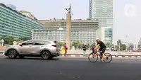 Kondisi lalu lintas saat ditiadakannya Hari Bebas Kendaraan Bermotor (HBKB) atau Car Free Day (CFD) di kawasan Bundaran HI, Jakarta, Minggu (3/9/2023). Pemerintah Provinsi DKI Jakarta meniadakan CFD di Jalan Jenderal Sudirman-MH Thamrin saat kegiatan side event Konferensi Tingkat Tinggi (KTT) ASEAN ke-43 yang difokuskan di kawasan tersebut. (Liputan6.com/Herman Zakharia)