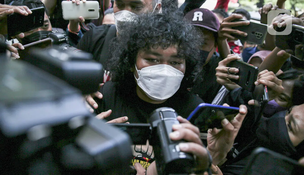 Komika Marshel Widianto tiba di Markas Polda Metro Jaya, Jakarta, Kamis (7/4/2022). Marshel Widianto menjalani pemeriksaan sebagai saksi terkait pembelian puluhan konten pornografi Gusti Ayu Dewanti alias Dea OnlyFans. (Liputan6.com/Faizal Fanani)