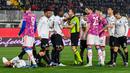 Pemain Spezia Emmanuel Gyasi (tengah kiri) berdebat dengan wasit Federico La Penna saat melawan Juventus pada pertandingan sepak bola Liga Italia di Stadion Alberto-Picco, La Spezia, Italia, 19 Februari 2023. Juventus mengalahkan Spezia dengan skor 2-0. (ANDREAS SOLARO/AFP)