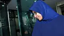 Athiyyah Laila tak memberikan komentar apapun. Ia langsung bergegas pergi meninggalkan gedung KPK usai menjenguk suaminya (Liputan6.com/Faisal R Syam).