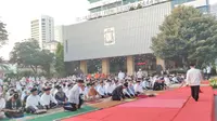 Suasana Sholat Hari Raya Raya Idul Fitri di Lapangan Balai Kota DKI Jakarta hari ini, Sabtu (22/4/2023). (Liputan6.com/Winda Nelfira)