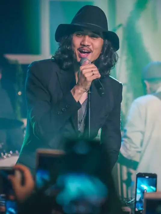 Tak hanya memakai bucket hat yang Duta sering gunakan, tetapi juga topi panama . Penampilan dari pria berusia 39 tahun ini semakin modis dengan menggunakan topi panama. (Liputan6.com/IG/@duta507)