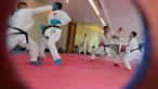 Karateka Indonesia berlatih sparring dengan untuk mematangkan teknik sebagai persiapan bertanding pada ajang SEA Games 2017 di The Belezza, Permata Hijau, Jakarta, Senin (07/8/2017). (Bola.com/Nicklas Hanoatubun)