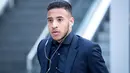 Pemain Bayern Munchen, Corentin Tolisso berjalan sebelum keberangkatan di bandara Munich, Jerman (2/4). Munchen akan bertanding melawan wakil Spanyol, Sevilla pada leg pertama perempatfinal Liga Champions. (Sven Hoppe/dpa via AP)