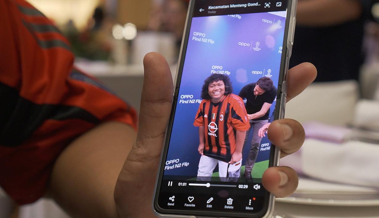 <p>Komedian Marshel Widianto menunjukkan saat dirinya mendapat tanda tangan legenda AC Milan, Kaka, di bagian belakang jersey yang dibawanya pada Sabtu (3/6/2023). (Bola.com/Okie Prabhowo)</p>