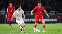 Bek Timnas Indonesia, Sandy Walsh (kanan) menguasai bola dibayangi bek Vietnam, Vo Minh Trong pada laga Grup F kualifikasi Piala Dunia 2026 Zona Asia di Stadion Utama Gelora Bung Karno (SUGBK), Senayan, Jakarta, Kamis (21/3/2024). (Bola.com/Bagaskara Lazuardi)