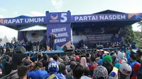 Anggota DPR RI, Prananda Surya Paloh memberi sambutan saat Kampanye Rapat Umum Partai Nasdem di Gorontalo, Minggu (24/3). Kampanye terbuka perdana  Partai Nasdem ini diikuti oleh ribuan kader dan simpatisan partai Nasdem Provinsi Gorontalo. (Liputan6.com/Arfandi Ibrahim)