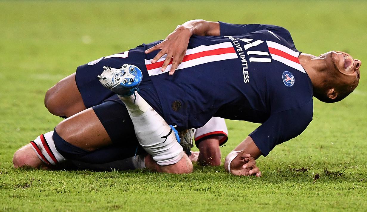 Striker PSG, Kylian Mbappe, dijatuhkan oleh gelandang Rennes, Benjamin Bourigeaud, pada laga Piala Super Prancis di Stadion Shenzhen, China, Sabtu (3/8). PSG menang 2-1 atas Rennes. (AFP/Franck Fife)